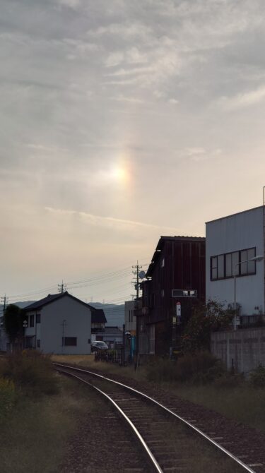 南砺市福光で、24日(日)の夕方に晴れてるのに虹っぽいものが見えたよ！