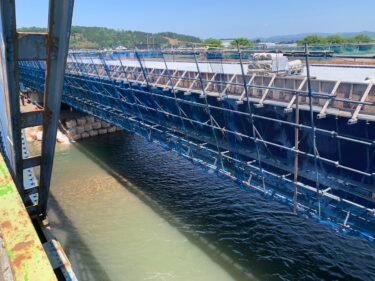 新しい川崎橋の工事が進んでいる。完成は令和6年3月15日ぽい。