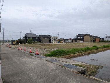 福野小学校近くの空き地の工事が始まってる
