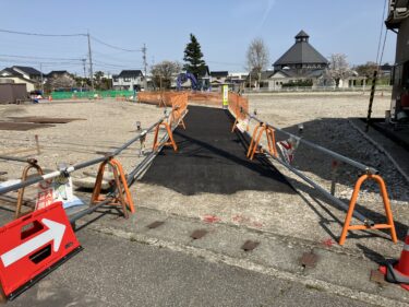 福野小学校の前に新しい道ができてるぞ。仮歩道らしい