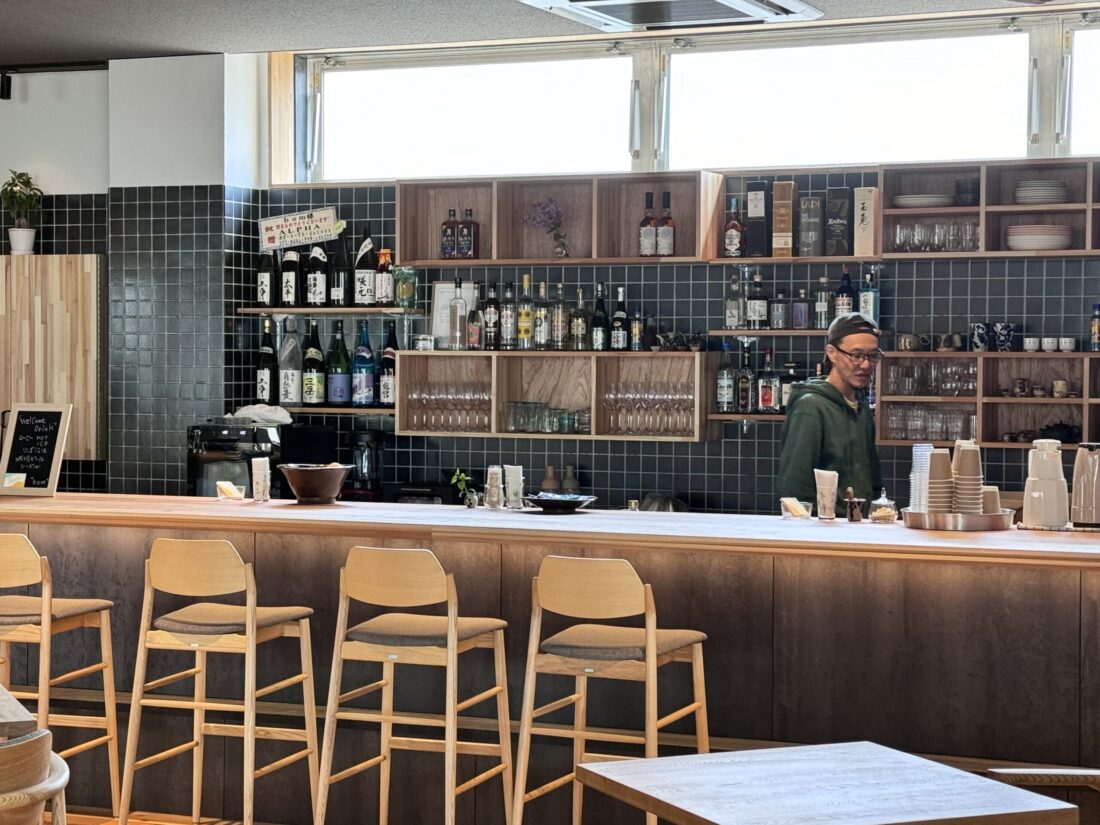 南砺市の新しい交流拠点「メティス」のカフェバー