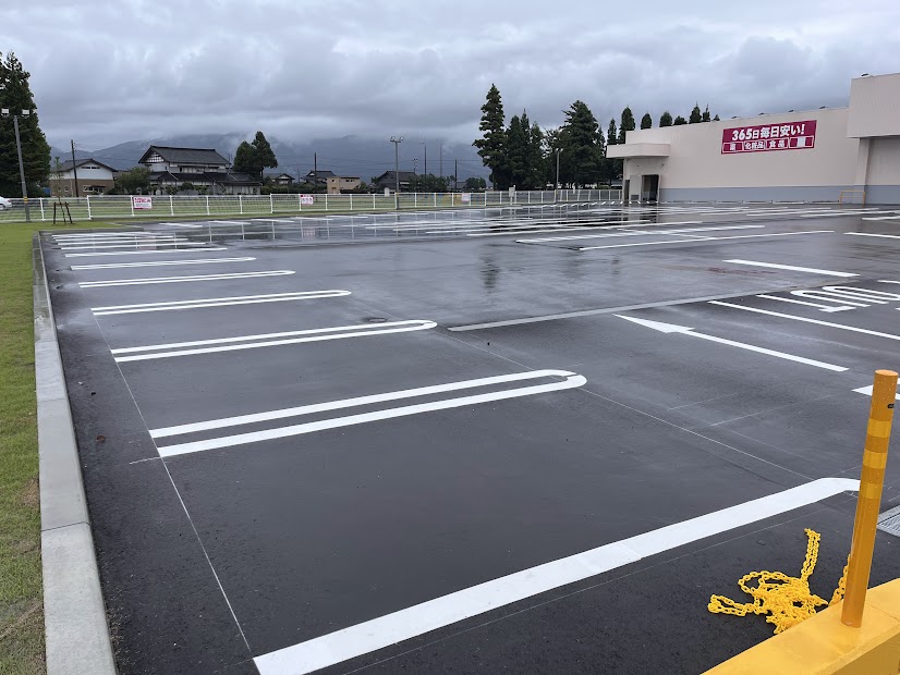 コスモス福野店の駐車場