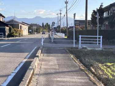 南砺市福野の広安から寺家に向かっての道、歩道がだんだん狭くなってる。