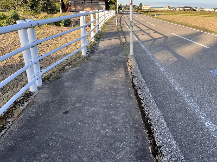 縁石が無くなった歩道