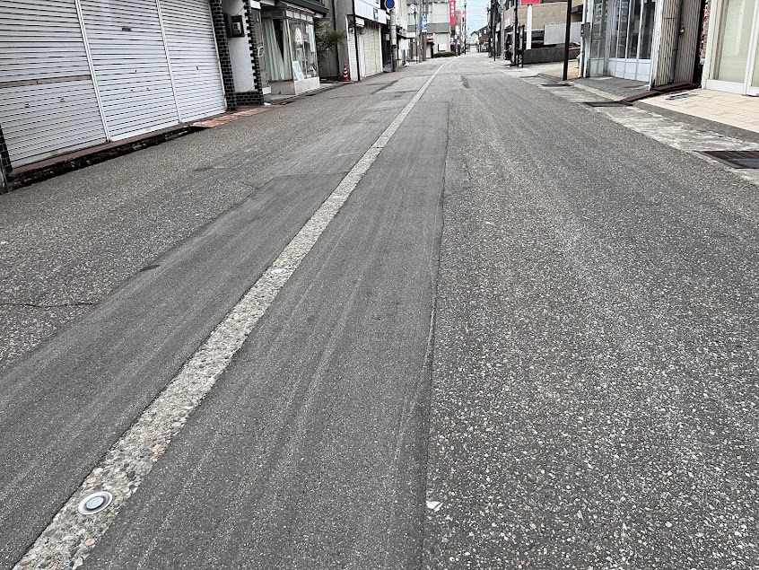 行燈で道が擦れた跡