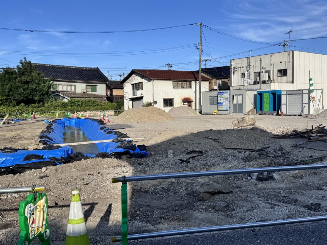 福野駅の駐車場あたりで工事が始まってる。前にJAの建物があったところ。