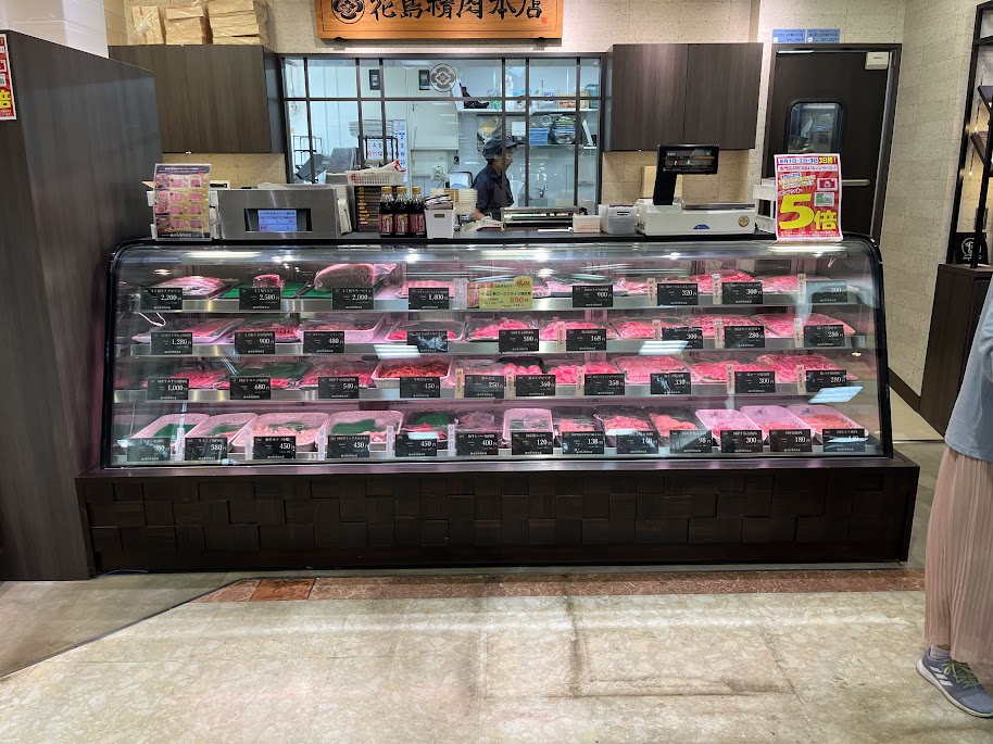 肉の花島アミュー店の肉の陳列コーナー