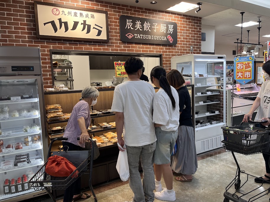 肉の花島アミュー店の肉のお惣菜コーナー