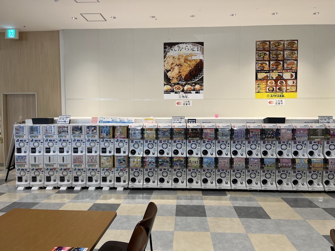 イオンモールとなみのフードコートのガチャガチャのコーナー
