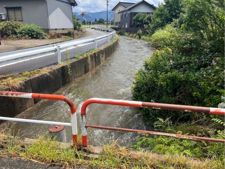 増水した川1