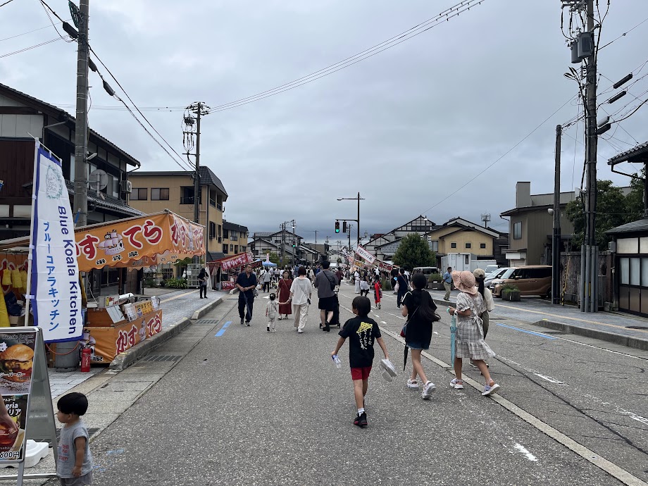 むぎや祭の日の城端の街中