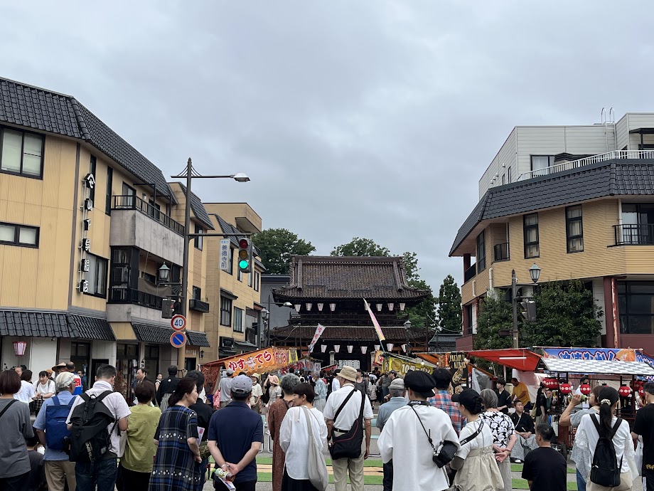 善徳寺前の交差点でむぎやの披露