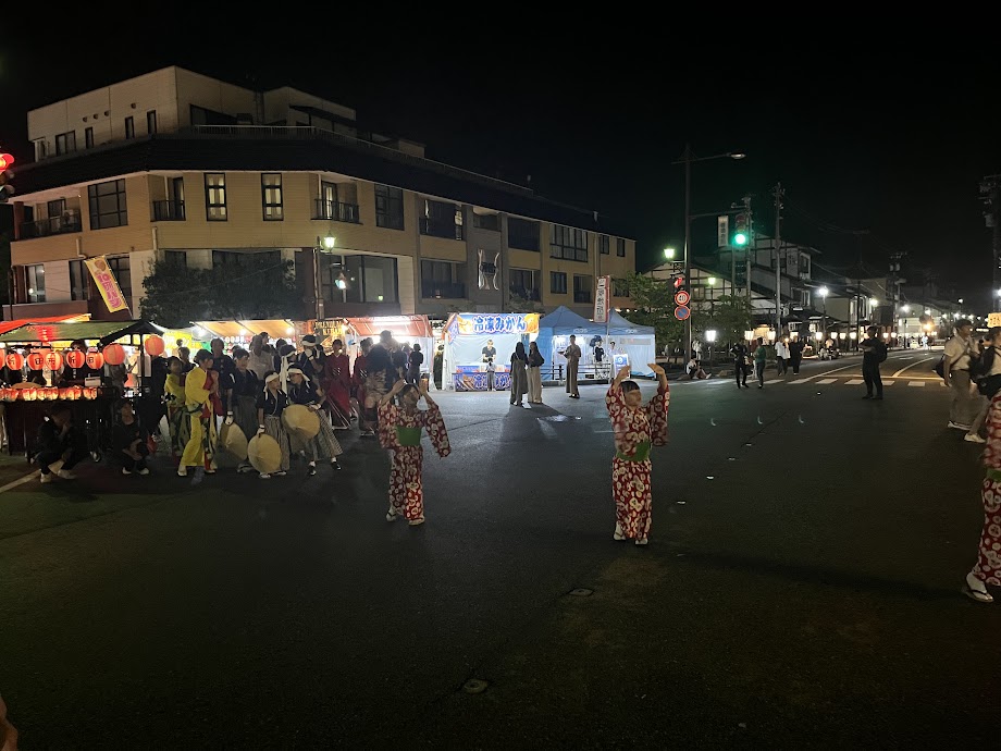 善徳寺前の交差点でむぎやの披露夜バージョン