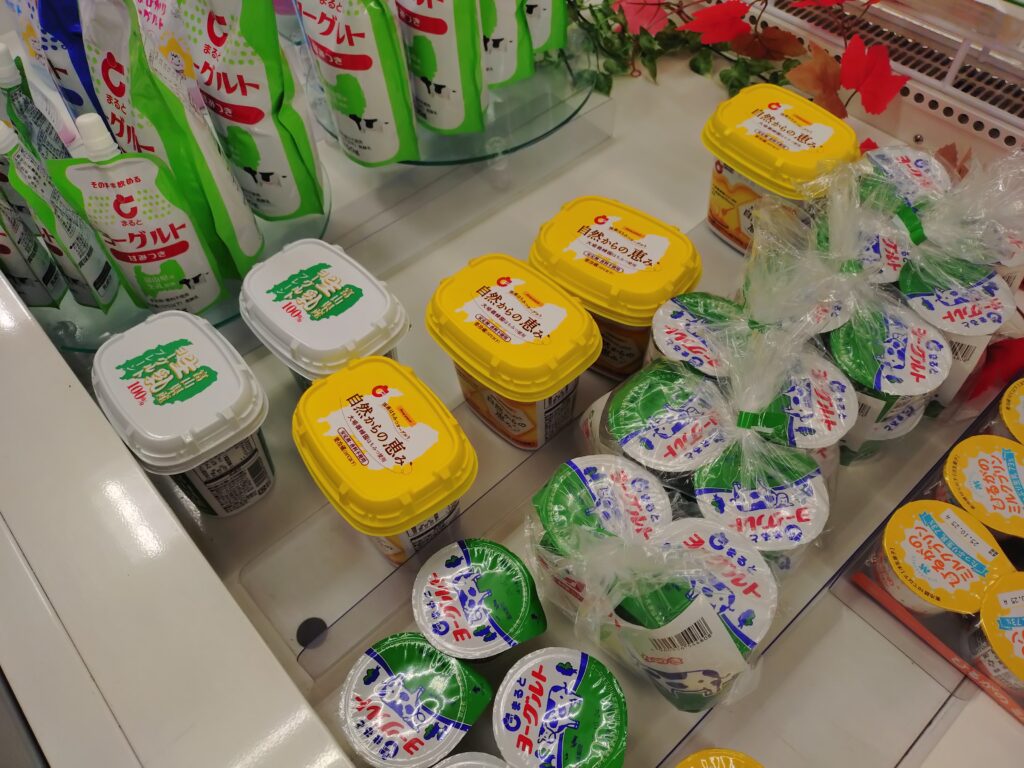 まると牛乳のヨーグルトが売ってるみたい、みずくちさんちのヨーグルトも売ってるっぽい!!