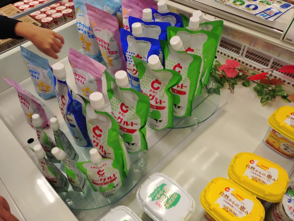 まると牛乳のヨーグルトが売ってるみたい、みずくちさんちのヨーグルトも売ってるっぽい!!