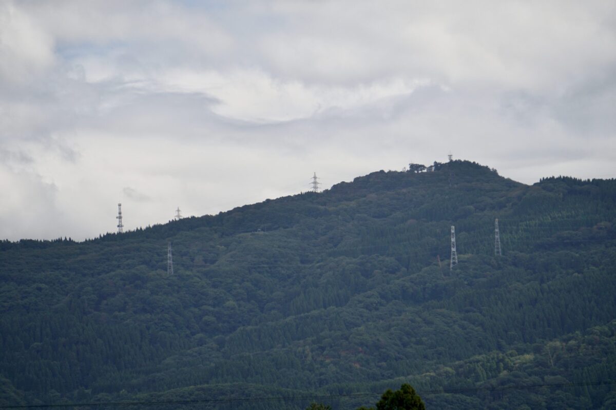 山の上の鉄塔