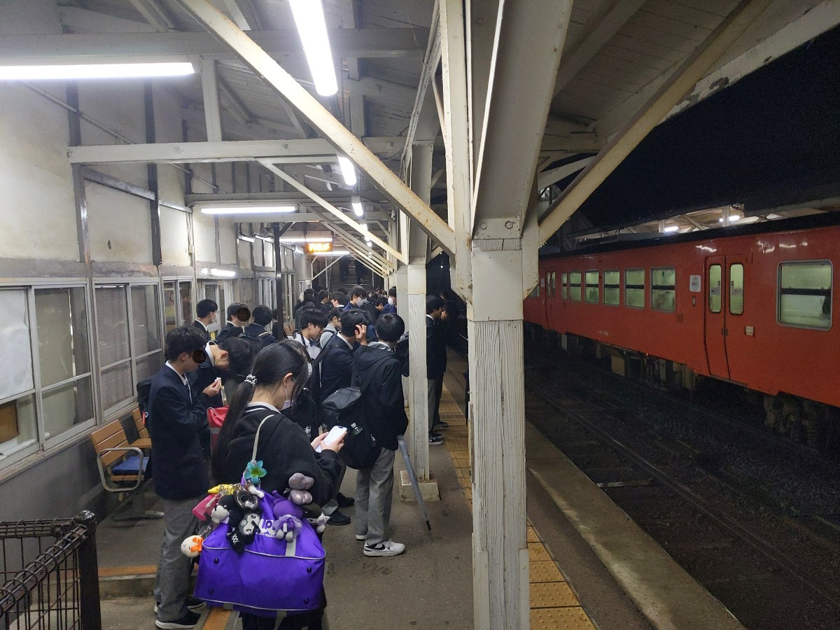 福野駅電車待ち