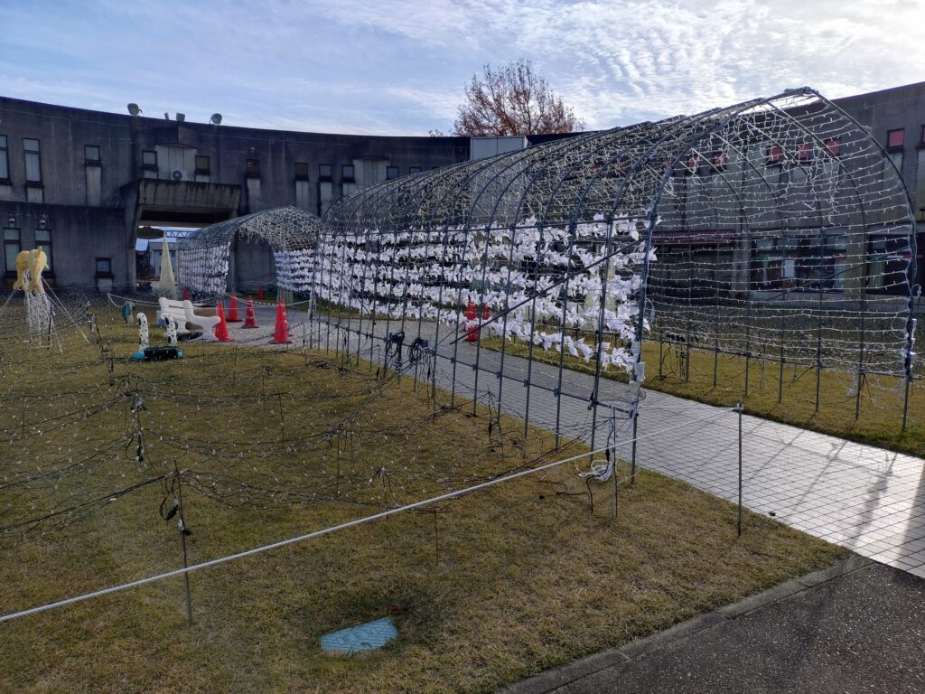 クロスランドおやべでイルミネーションの準備をしてた