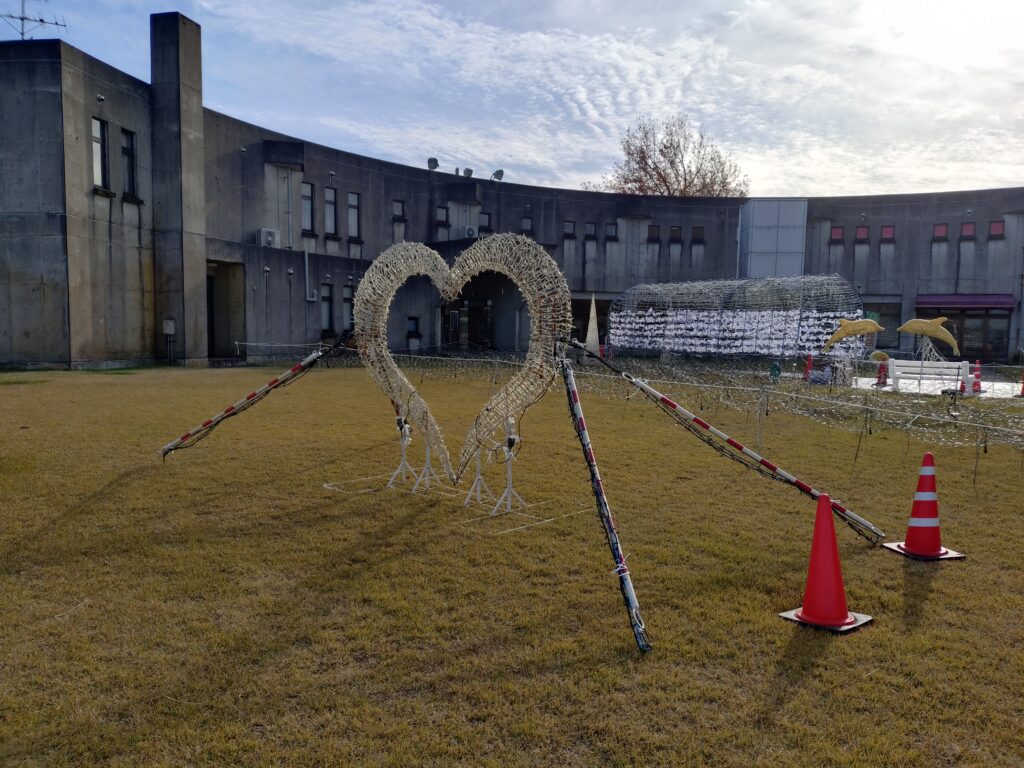 クロスランドおやべでイルミネーションの準備をしてた