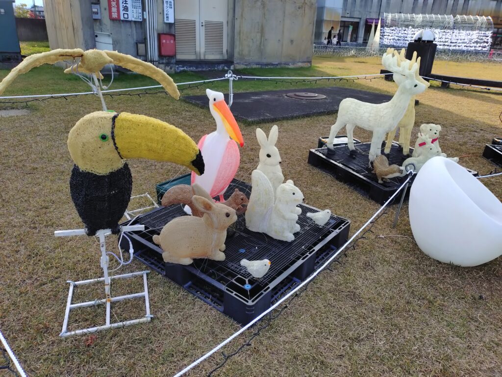 クロスランドおやべでイルミネーションの準備をしてた