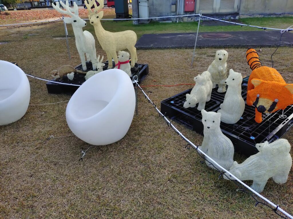 クロスランドおやべでイルミネーションの準備をしてた