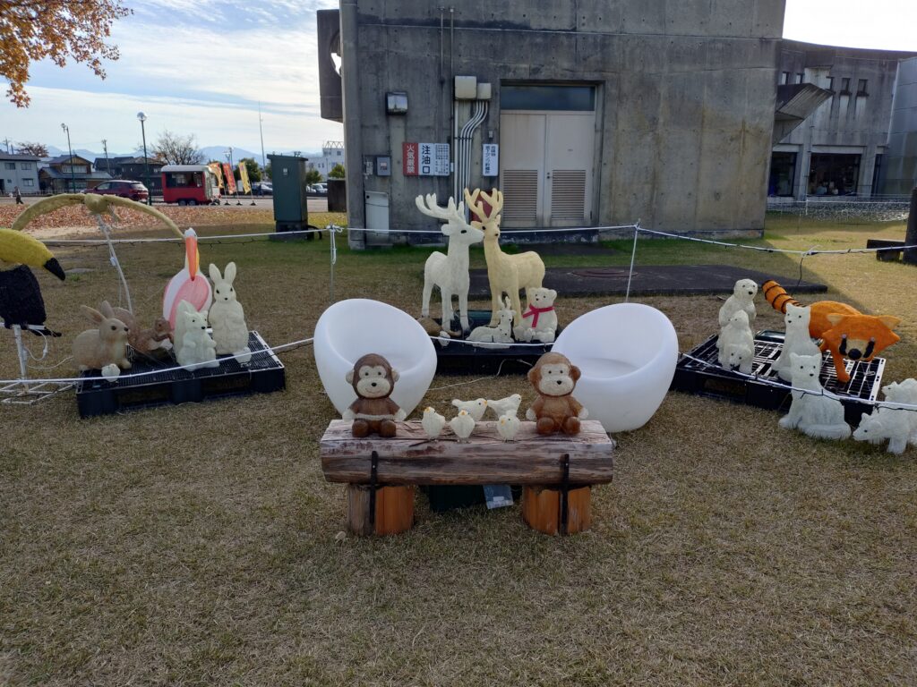 クロスランドおやべでイルミネーションの準備をしてた