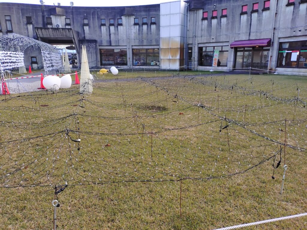 クロスランドおやべでイルミネーションの準備をしてた