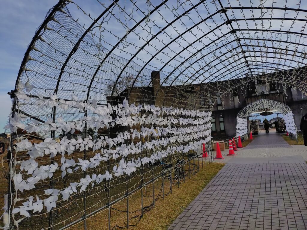 クロスランドおやべでイルミネーションの準備をしてた