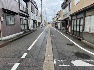 福野駅から福野高校への道にきれいな白線が引かれてた。クルマだと結構せまいかも