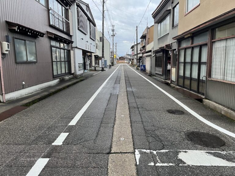 まる嘉前の道の白線１