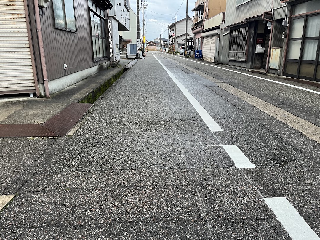 まる嘉前の道の白線2