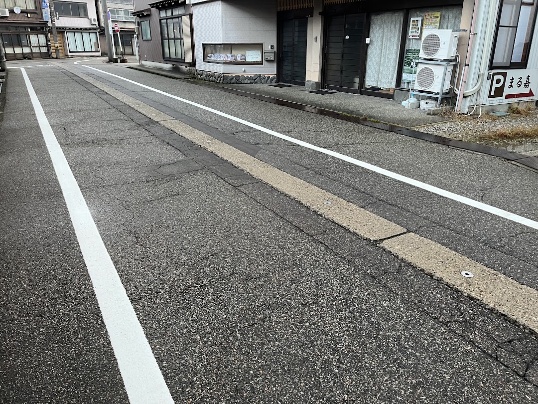 まる嘉前の道の白線3