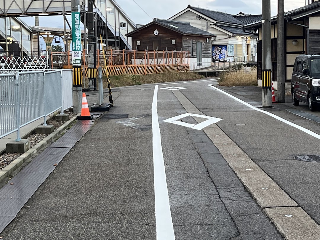 まる嘉前の道の白線と横断歩道