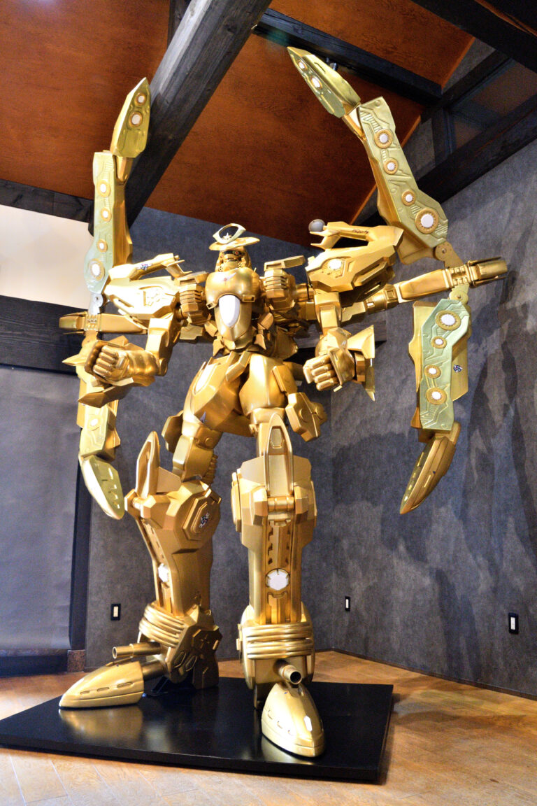 道の駅たいら　ゴールドアクエリオン像