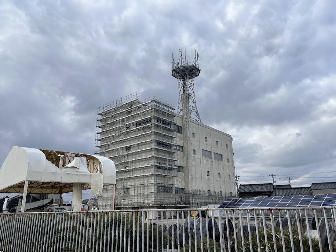 電波塔に足場が組まれている途中