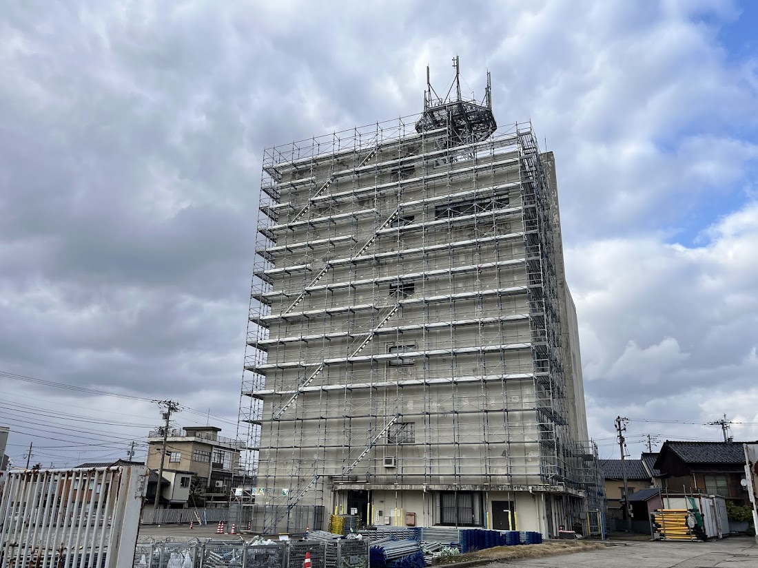 電波塔に足場が組まれてる２