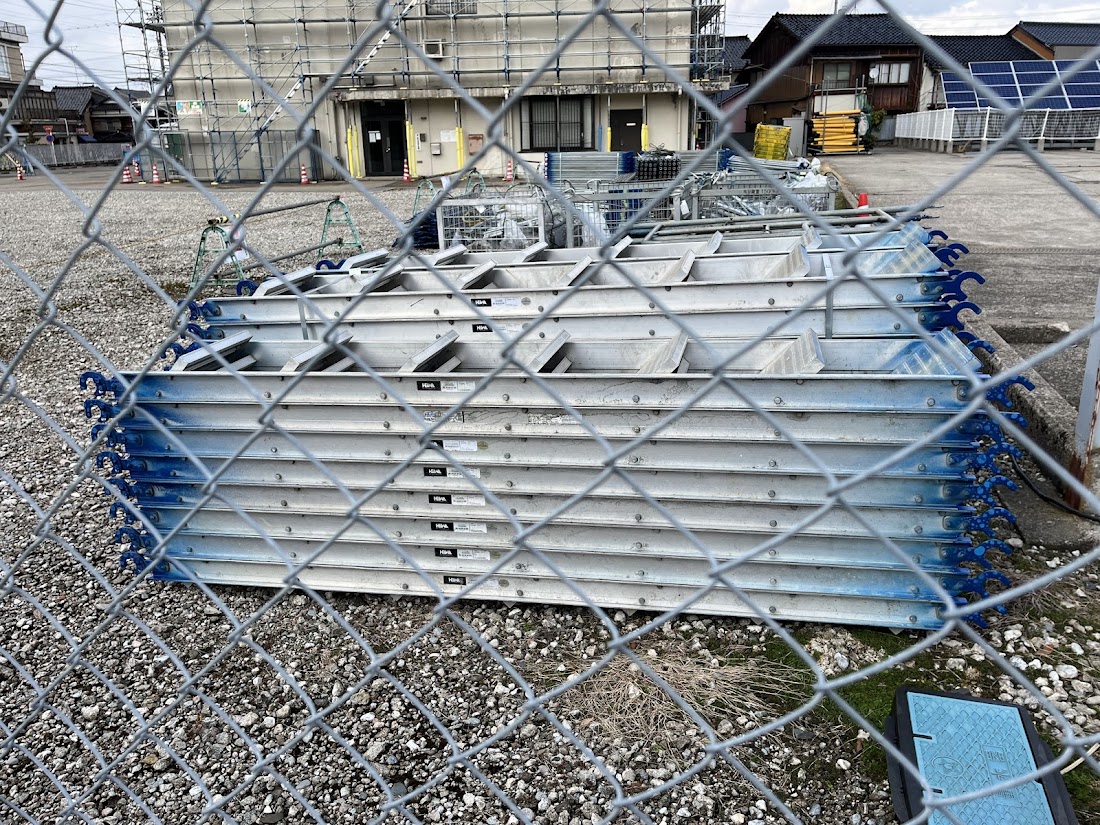 電波塔に足場が組まれてる３