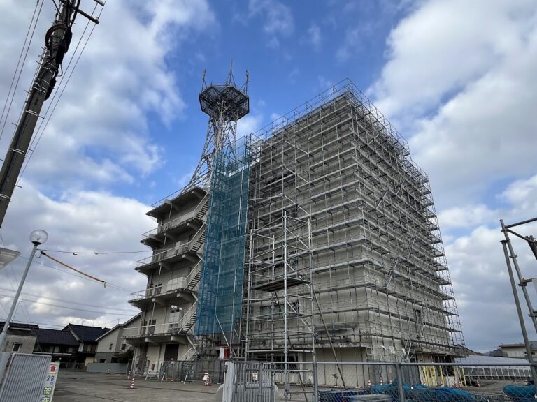 電波塔に足場が組まれてる