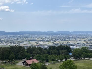 田んぼに水の入った砺波野の風景１