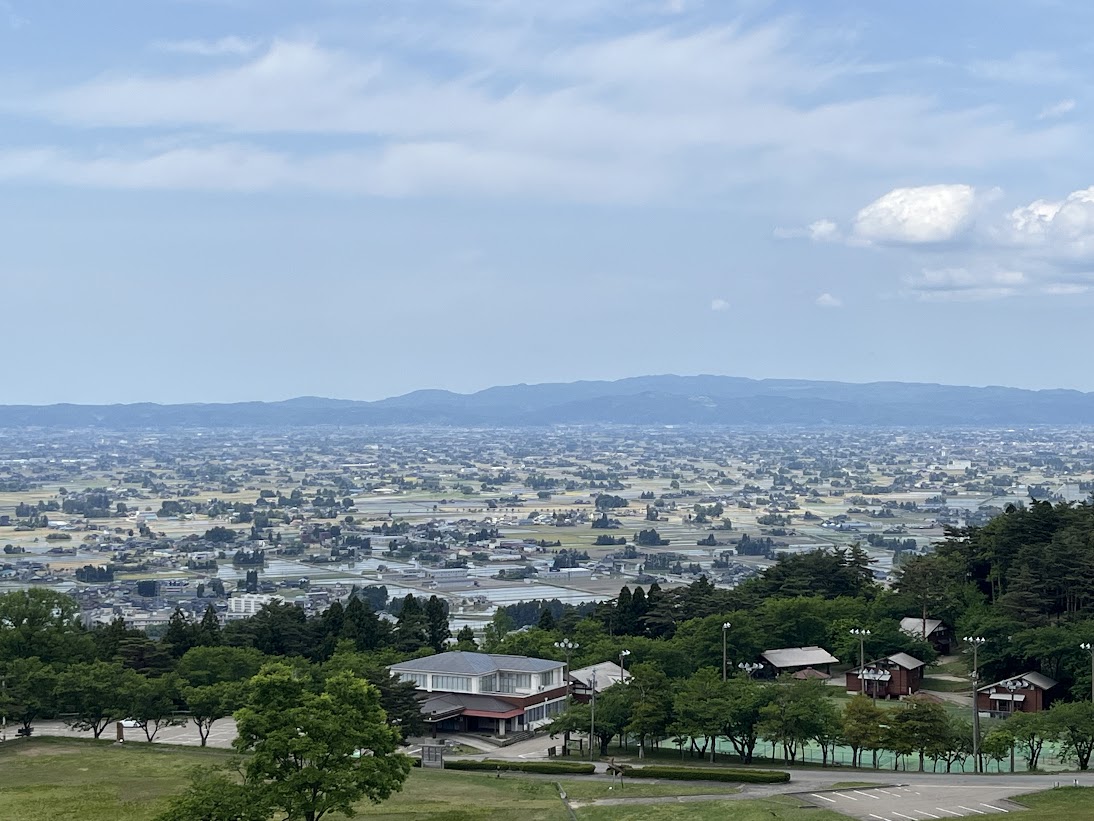 田んぼに水の入った砺波野の風景２